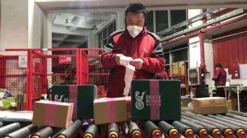 Mua hàng online, giao hàng không tiếp xúc, người Trung Quốc bị mắc kẹt trong nhà cố gắng có được thực phẩm mà vẫn an toàn