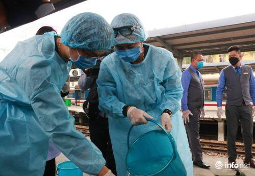 Phòng ngừa dịch virus Corona, Ga Hà Nội phun khử trùng toàn bộ nhà ga và các tàu