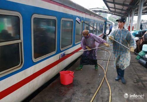 Phòng ngừa dịch virus Corona, Ga Hà Nội phun khử trùng toàn bộ nhà ga và các tàu