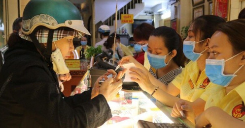 Mãi lực thấp, giá vàng trong nước về ngang giá thế giới