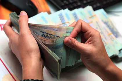 Trong mùa cúm nCoV, doanh nghiệp chi tiền tỉ mua cổ phiếu