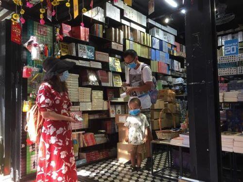Người Sài Gòn ngại dịch Corona: Thành phố 'buồn' với quán ế; phố đi bộ, mua sắm vắng