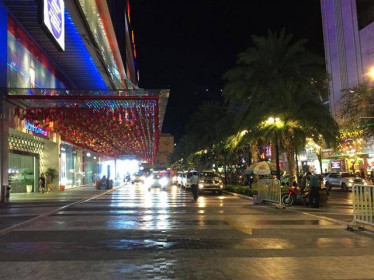 Người Sài Gòn ngại dịch Corona: Thành phố 'buồn' với quán ế; phố đi bộ, mua sắm vắng