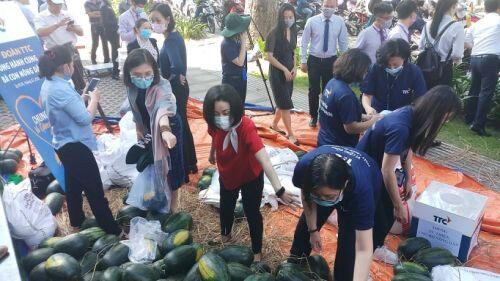 Chung tay giúp nông dân tiêu thụ nông sản đang dồn ứ