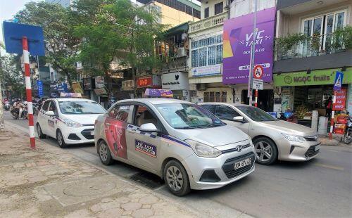 Tài xế Vic Taxi tắt đàm, bỏ làm kéo đến trụ sở hãng 'biểu tình'