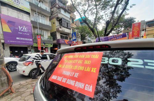 Tài xế Vic Taxi tắt đàm, bỏ làm kéo đến trụ sở hãng 'biểu tình'