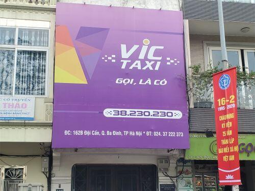 Tài xế Vic Taxi tắt đàm, bỏ làm kéo đến trụ sở hãng 'biểu tình'