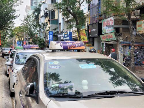 Tài xế Vic Taxi tắt đàm, bỏ làm kéo đến trụ sở hãng 'biểu tình'