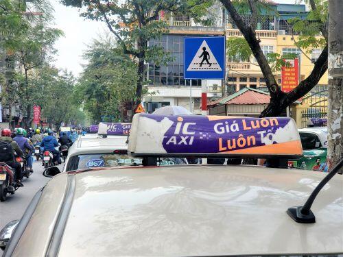 Tài xế Vic Taxi tắt đàm, bỏ làm kéo đến trụ sở hãng 'biểu tình'