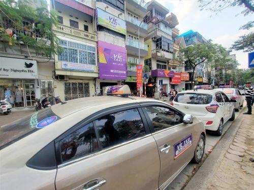 Tài xế Vic Taxi tắt đàm, bỏ làm kéo đến trụ sở hãng 'biểu tình'