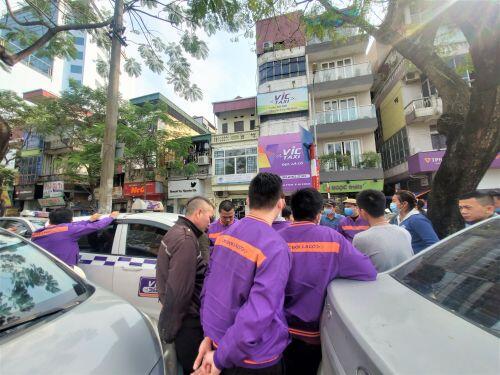 Tài xế Vic Taxi tắt đàm, bỏ làm kéo đến trụ sở hãng 'biểu tình'
