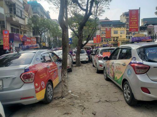 Tài xế Vic Taxi tắt đàm, bỏ làm kéo đến trụ sở hãng 'biểu tình'