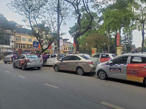 Tài xế Vic Taxi tắt đàm, bỏ làm kéo đến trụ sở hãng 'biểu tình'