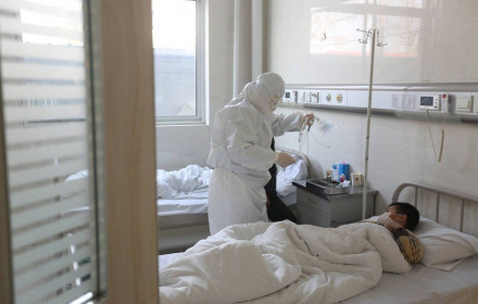 Chỉ trong vòng một ngày, gần 15.000 ca nhiễm mới và thêm 242 người chết do virus corona