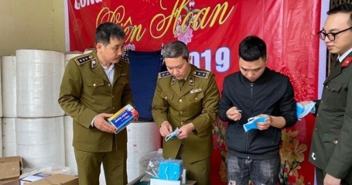 Suýt lọt gần 100.000 khẩu trang giả làm từ giấy vệ sinh ra thị trường