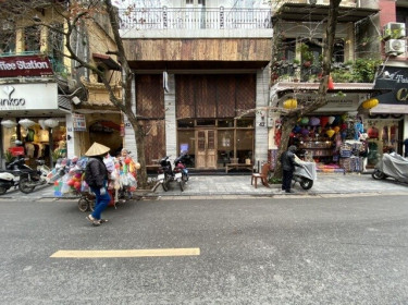 Ngôi nhà 'tổ kén' làm từ vật liệu bỏ đi độc đáo giữa phố cổ Hà Nội