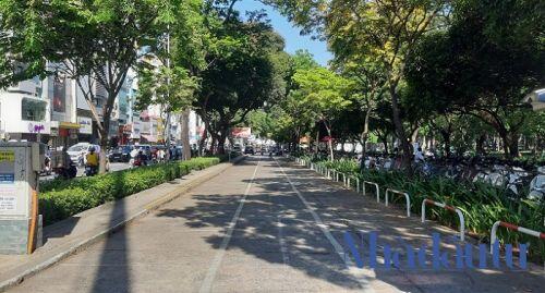 Sau gần 1 năm, việc thu phí ô tô đỗ lòng đường ở TP.HCM lộ nhiều bất cập