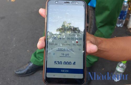 Sau gần 1 năm, việc thu phí ô tô đỗ lòng đường ở TP.HCM lộ nhiều bất cập