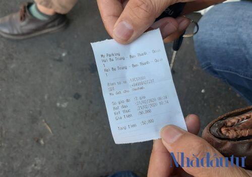 Sau gần 1 năm, việc thu phí ô tô đỗ lòng đường ở TP.HCM lộ nhiều bất cập