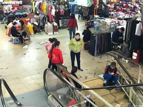 'Đói' hàng, vắng khách, tiểu thương chợ Đồng Xuân chỉ bán hàng nửa buổi