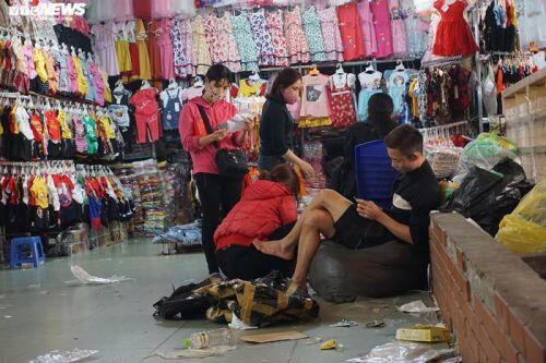 'Đói' hàng, vắng khách, tiểu thương chợ Đồng Xuân chỉ bán hàng nửa buổi