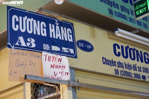 'Đói' hàng, vắng khách, tiểu thương chợ Đồng Xuân chỉ bán hàng nửa buổi