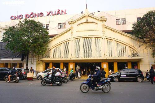 'Đói' hàng, vắng khách, tiểu thương chợ Đồng Xuân chỉ bán hàng nửa buổi