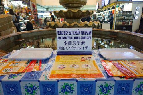 'Đói' hàng, vắng khách, tiểu thương chợ Đồng Xuân chỉ bán hàng nửa buổi