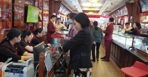 Thấy gì từ việc giá vàng lên đỉnh rồi đột ngột "bốc hơi"?