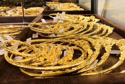 Giá vàng đột ngột lao dốc, USD tăng mạnh