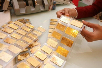 Giá vàng ngày 26/2: 'Bão' tiếp tục đổ, vàng giảm sâu