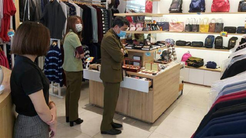 Kiểm tra hàng loạt cửa hàng bán đồ Louis Vuitton, túi nhãn hiệu nổi tiếng chỉ vài triệu