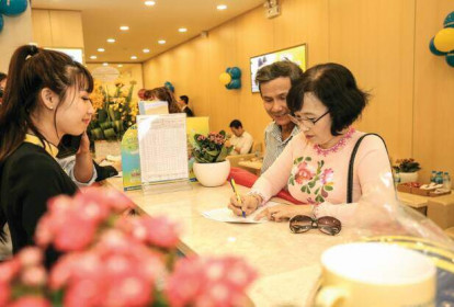 Không quá lo khi lãi suất gửi tiền giảm