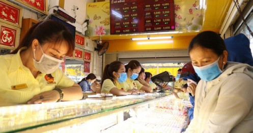 Giá vàng trong nước vượt xa thế giới