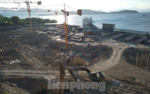 Cận cảnh nhà hàng xây 'chui' cả nghìn m2 trên đảo Hòn Tằm