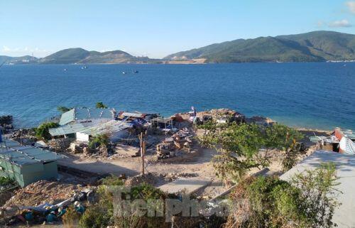 Cận cảnh nhà hàng xây 'chui' cả nghìn m2 trên đảo Hòn Tằm
