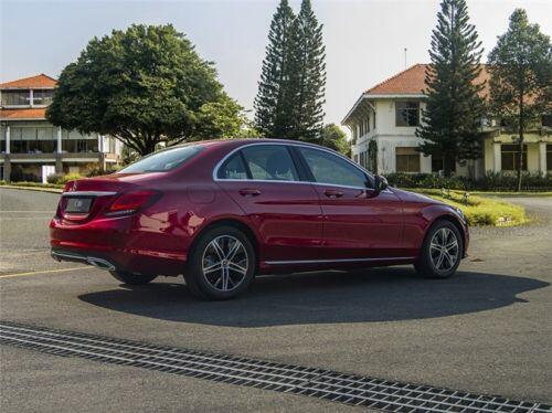 Mercedes-Benz C180 giá 1,399 tỷ đồng có ưu điểm gì để cạnh tranh với Toyota Camry, Honda Accord?