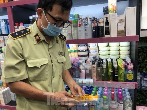 TPHCM phát hiện chuỗi cửa hàng mỹ phẩm nghi giả, nhái
