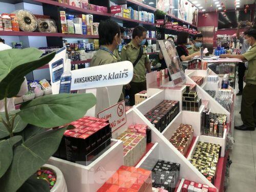 TPHCM phát hiện chuỗi cửa hàng mỹ phẩm nghi giả, nhái