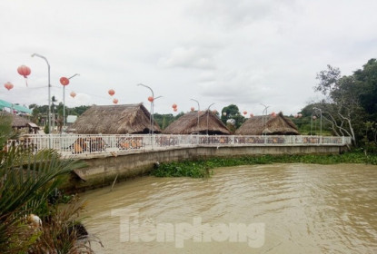 Phim trường, nhà hàng trái phép mọc như 'nấm' bên sông