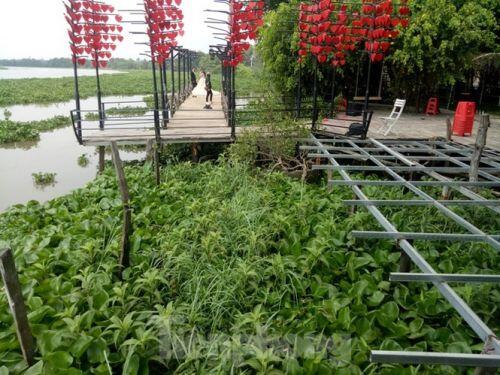 Phim trường, nhà hàng trái phép mọc như 'nấm' bên sông