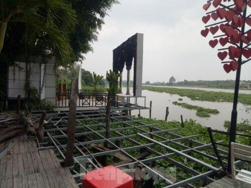 Phim trường, nhà hàng trái phép mọc như 'nấm' bên sông