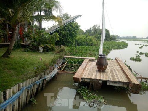 Phim trường, nhà hàng trái phép mọc như 'nấm' bên sông