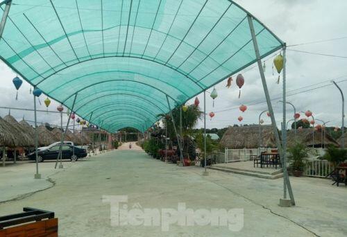 Phim trường, nhà hàng trái phép mọc như 'nấm' bên sông