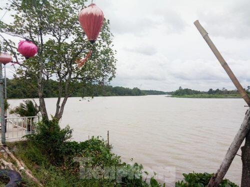 Phim trường, nhà hàng trái phép mọc như 'nấm' bên sông