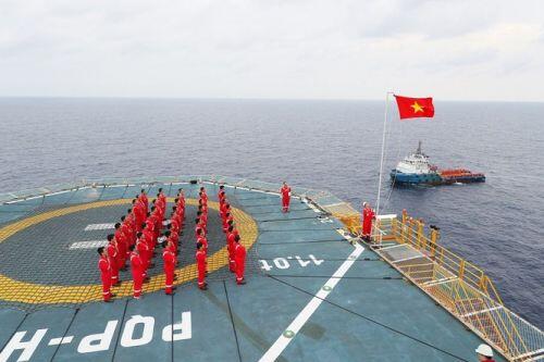 Covid-19 và giá dầu: Ngành dầu khí trúng ‘bão kép’