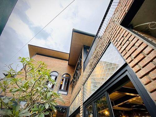 Ngôi nhà kết hợp quán cafe đẹp lạ nhờ nghệ thuật xếp gạch gây mê