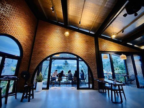 Ngôi nhà kết hợp quán cafe đẹp lạ nhờ nghệ thuật xếp gạch gây mê