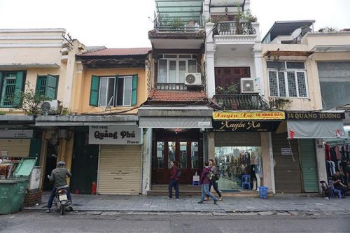 Chưa từng có tại phố 'kim cương' Hà Nội: Cả tháng không có người thuê
