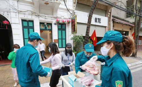 “Bị cách ly tai nhà nhưng chúng tôi được chu cấp đầy đủ, thực phẩm nhiều tới mức dùng không hết”